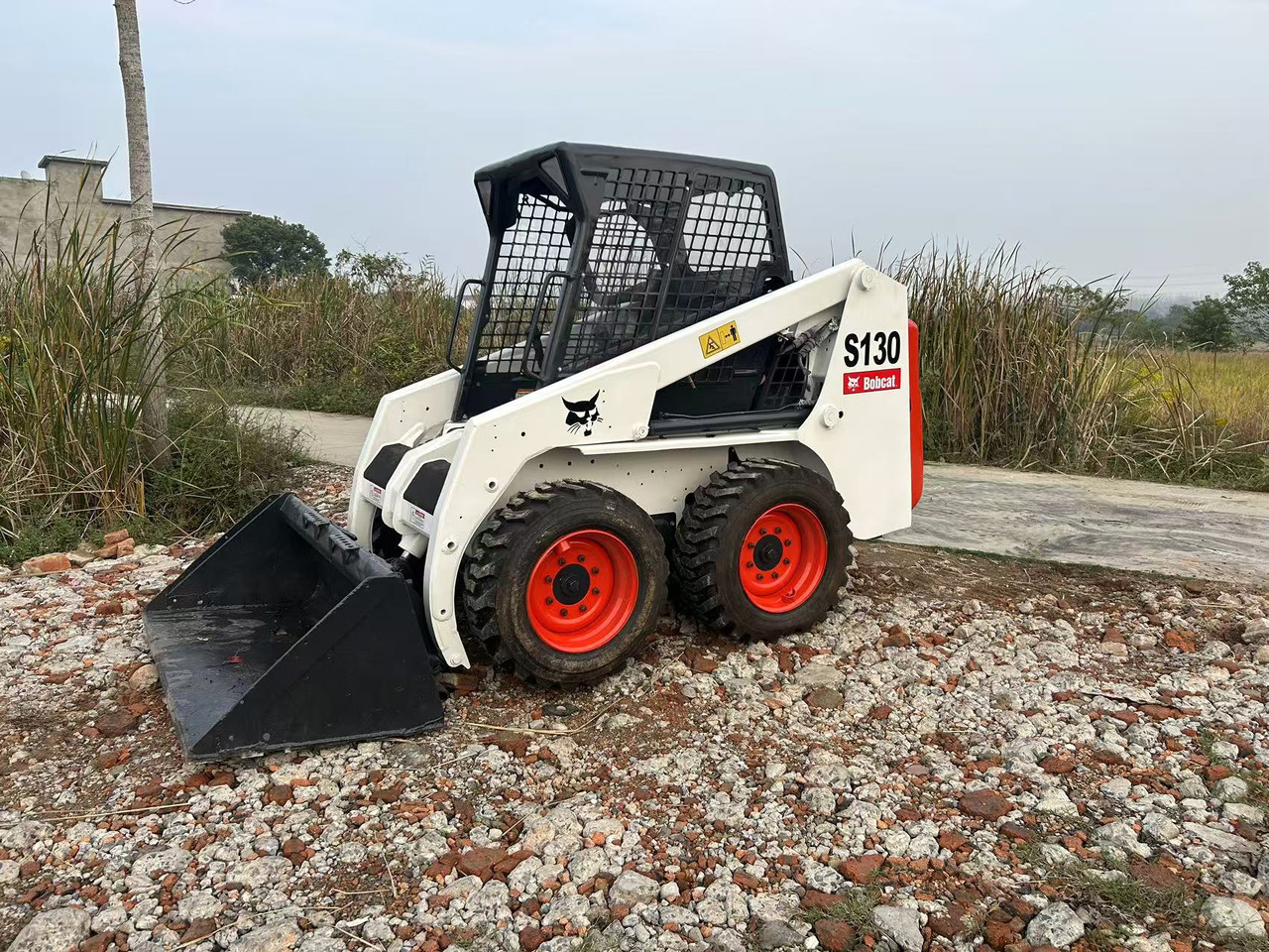 BOBCAT S130 - Компактен натоварувач: слика 1 BOBCAT S130 - Компактен натоварувач: слика 1