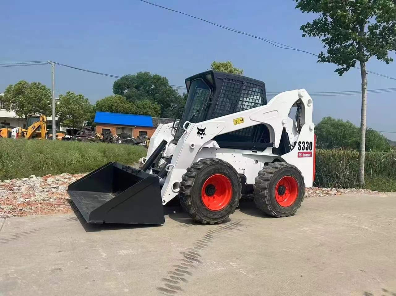 BOBCAT S330 - Компактен натоварувач: слика 1 BOBCAT S330 - Компактен натоварувач: слика 1