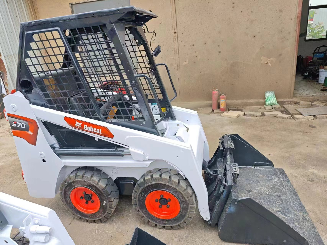 BOBCAT S70 - Компактен натоварувач: слика 2 BOBCAT S70 - Компактен натоварувач: слика 2