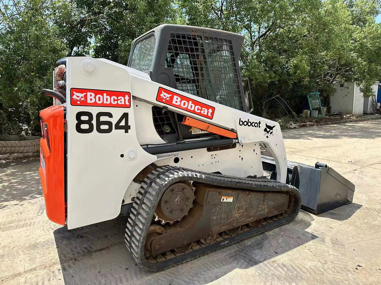 BOBCAT T864 - Компактен натоварувач: слика 2 BOBCAT T864 - Компактен натоварувач: слика 2