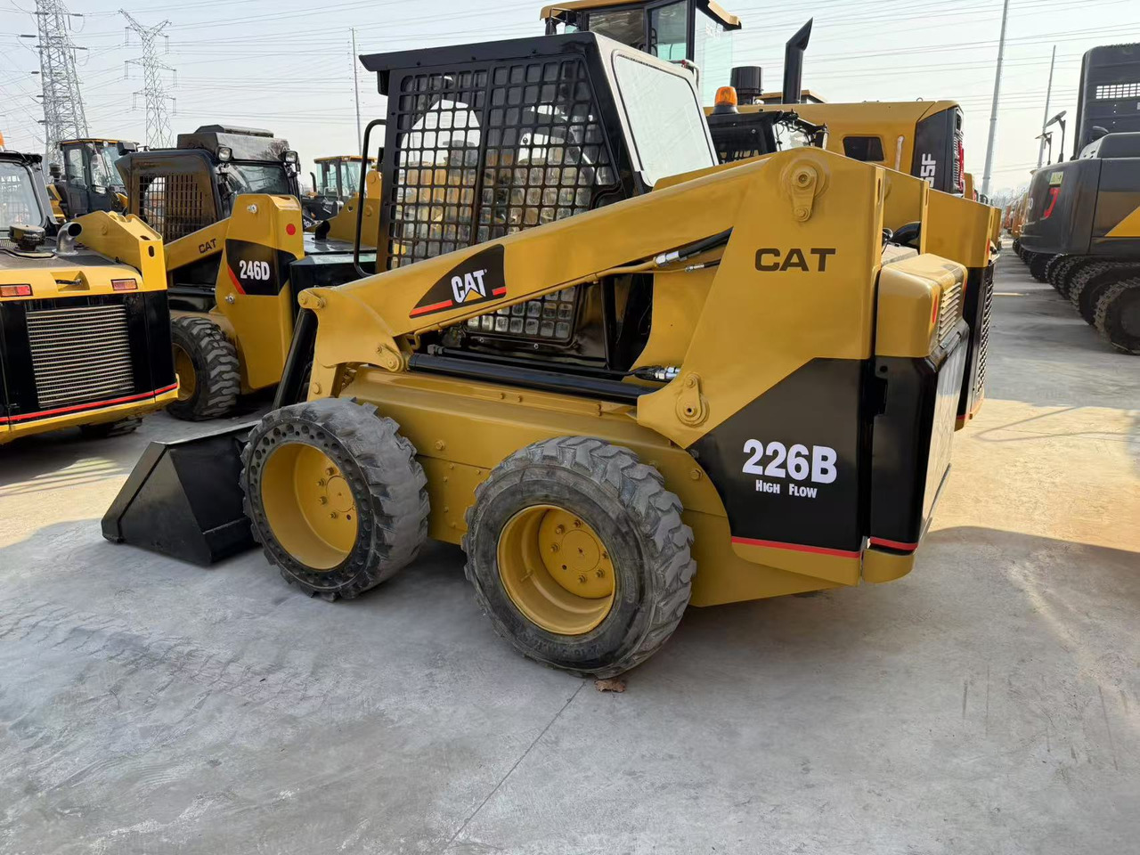 CATERPILLAR 226B - Компактен натоварувач: слика 2 CATERPILLAR 226B - Компактен натоварувач: слика 2