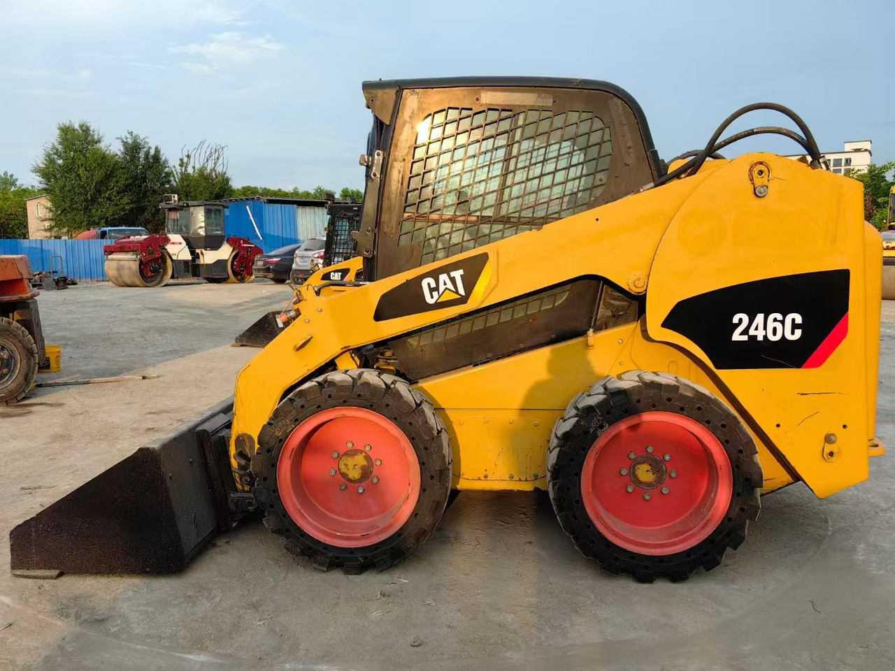 CATERPILLAR 246C - Компактен натоварувач: слика 1 CATERPILLAR 246C - Компактен натоварувач: слика 1