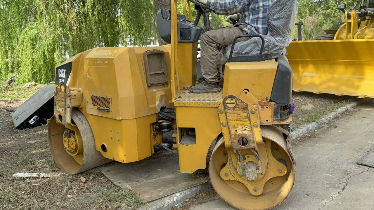 CATERPILLAR CB24B - Ваљак за пат: слика 1 CATERPILLAR CB24B - Ваљак за пат: слика 1