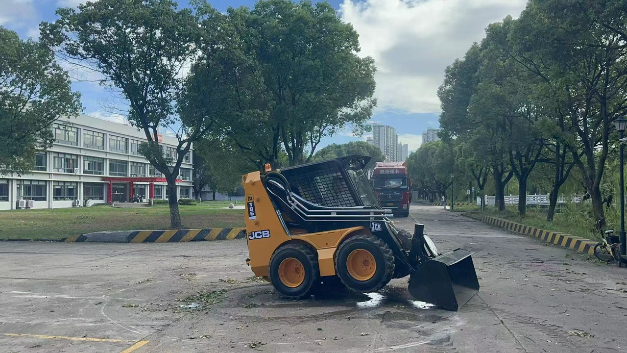 JCB JCB 185 - Компактен натоварувач: слика 2 JCB JCB 185 - Компактен натоварувач: слика 2