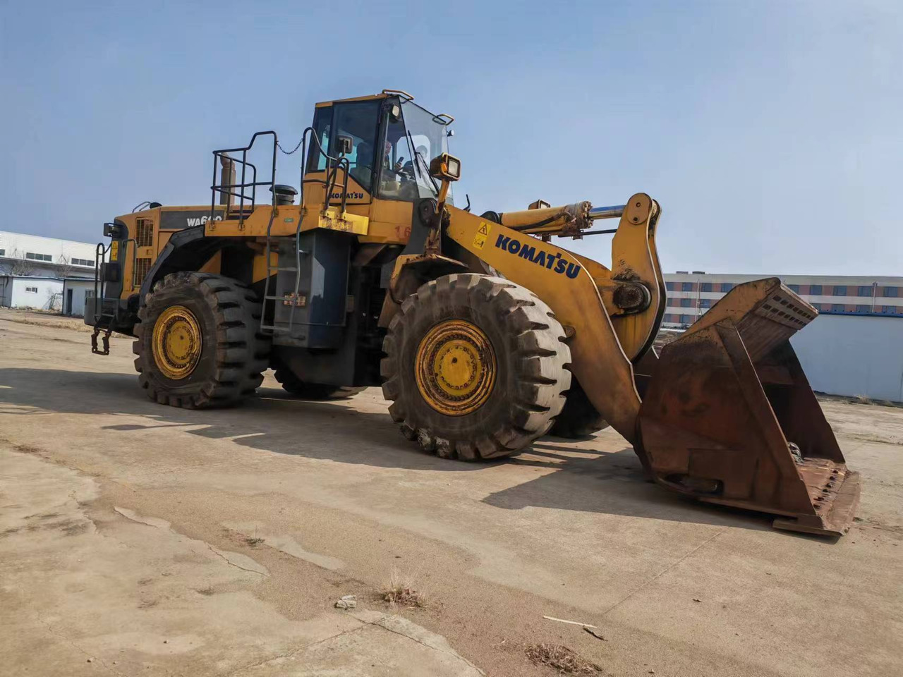 KOMATSU WA600-6 - Натоварувач на тркала: слика 1 KOMATSU WA600-6 - Натоварувач на тркала: слика 1