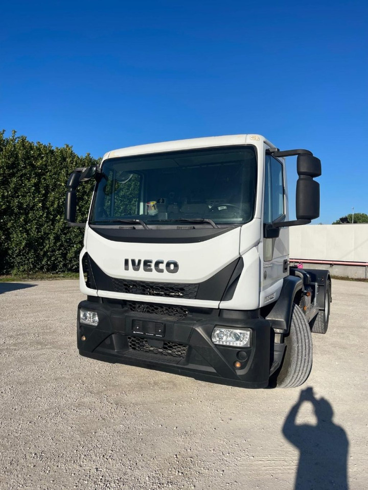 IVECO EUROCARGO 180E25 CON SCARRABILE NUOVO - Камион со кука за подигање: слика 1 IVECO EUROCARGO 180E25 CON SCARRABILE NUOVO - Камион со кука за подигање: слика 1