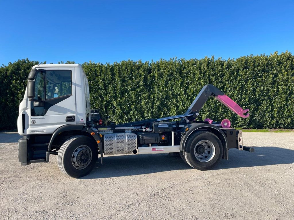 IVECO EUROCARGO 180E25 CON SCARRABILE NUOVO - Камион со кука за подигање: слика 3 IVECO EUROCARGO 180E25 CON SCARRABILE NUOVO - Камион со кука за подигање: слика 3