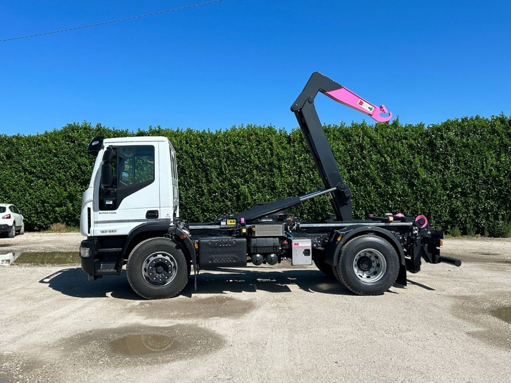 IVECO EUROCARGO 180E32K NUOVO SCARRABILE - Камион со кука за подигање: слика 3 IVECO EUROCARGO 180E32K NUOVO SCARRABILE - Камион со кука за подигање: слика 3