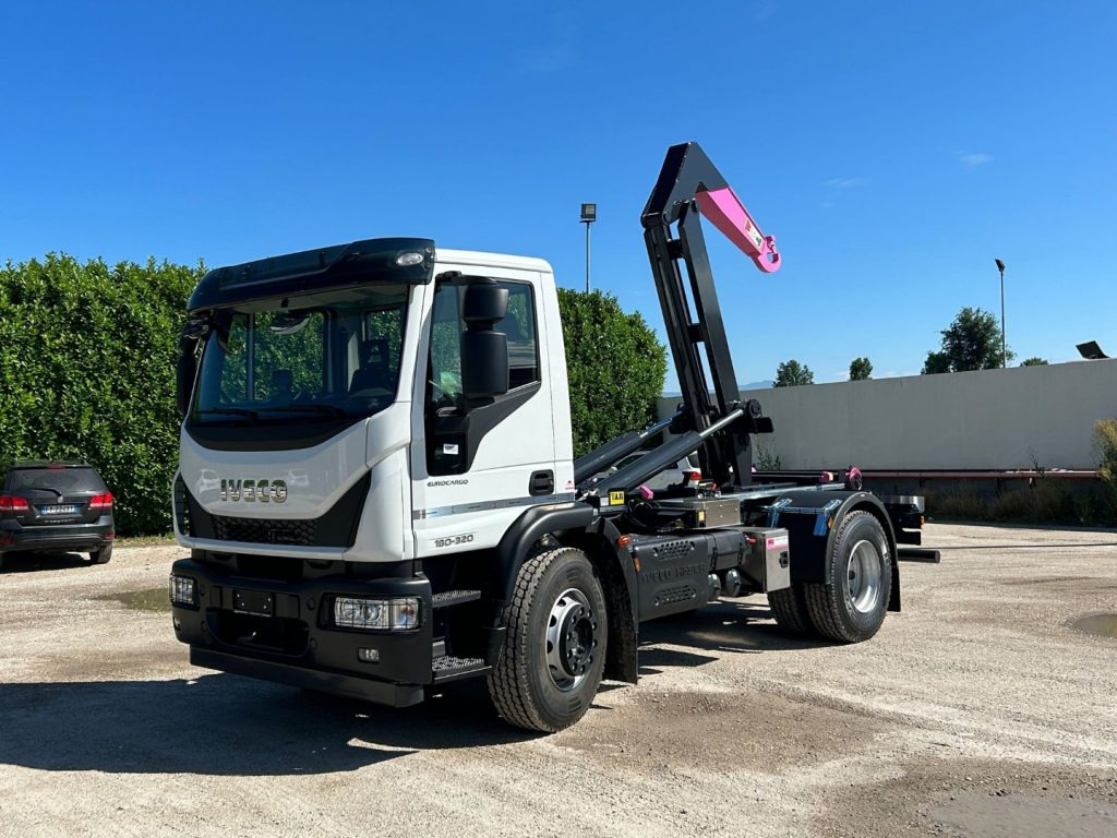 IVECO EUROCARGO 180E32K NUOVO SCARRABILE - Камион со кука за подигање: слика 1 IVECO EUROCARGO 180E32K NUOVO SCARRABILE - Камион со кука за подигање: слика 1