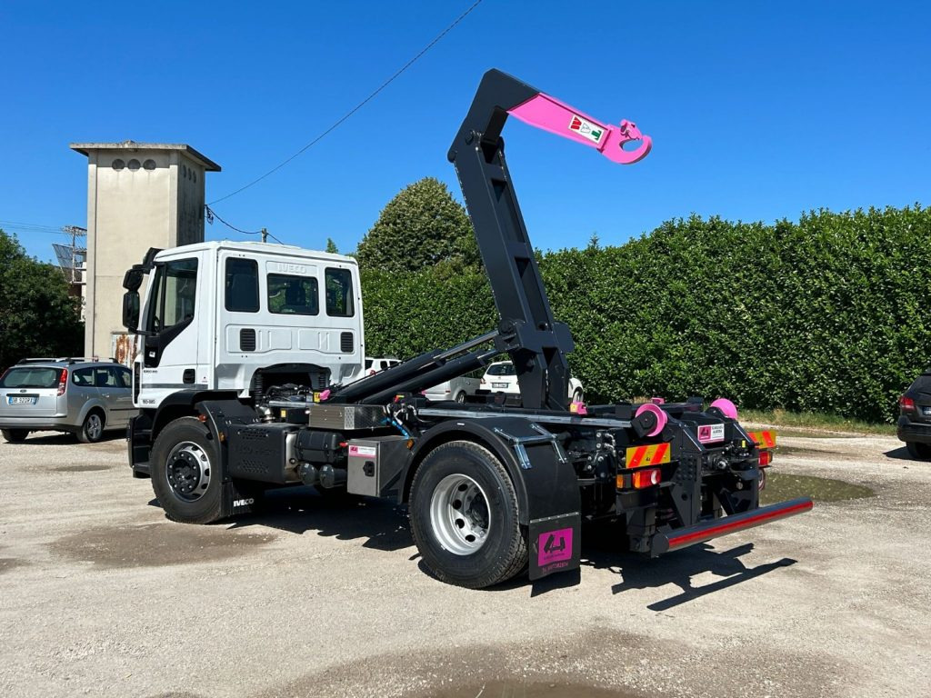 IVECO EUROCARGO 180E32K NUOVO SCARRABILE - Камион со кука за подигање: слика 4 IVECO EUROCARGO 180E32K NUOVO SCARRABILE - Камион со кука за подигање: слика 4