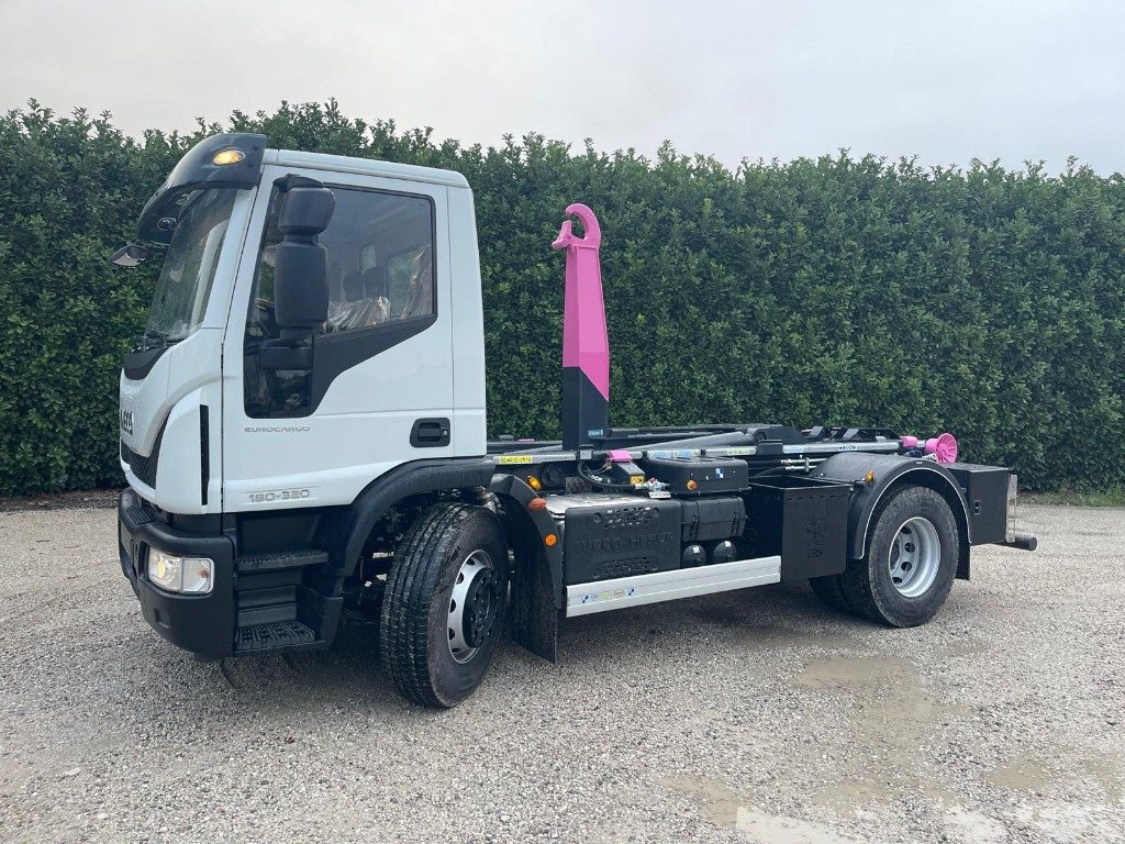 IVECO EUROCARGO 180K32 SCARRABILE NUOVO - Камион со кука за подигање: слика 2 IVECO EUROCARGO 180K32 SCARRABILE NUOVO - Камион со кука за подигање: слика 2