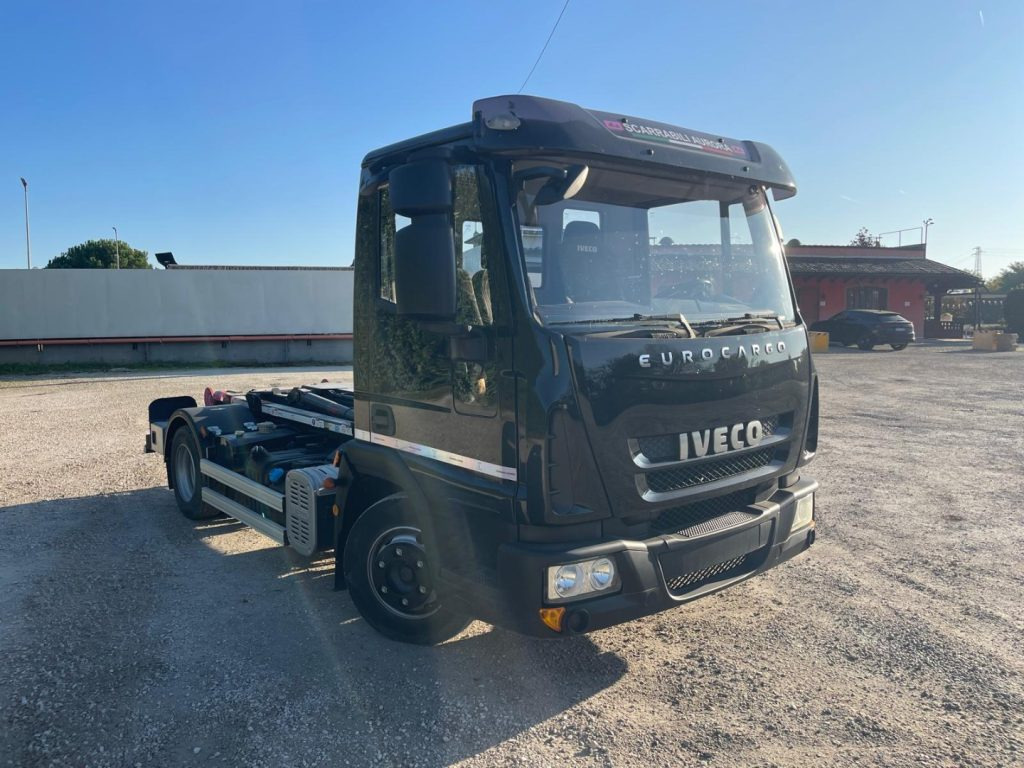 IVECO EUROCARGO 75E18 CON SCARRABILE NUOVO - Камион со кука за подигање: слика 1 IVECO EUROCARGO 75E18 CON SCARRABILE NUOVO - Камион со кука за подигање: слика 1