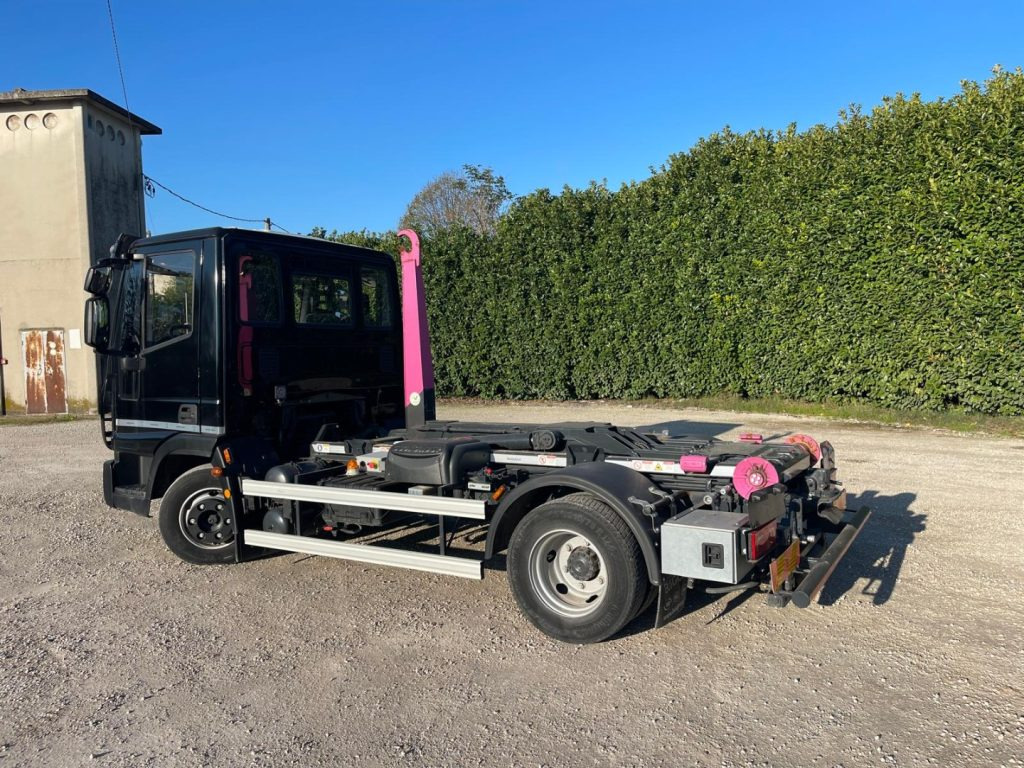 IVECO EUROCARGO 75E18 CON SCARRABILE NUOVO - Камион со кука за подигање: слика 4 IVECO EUROCARGO 75E18 CON SCARRABILE NUOVO - Камион со кука за подигање: слика 4