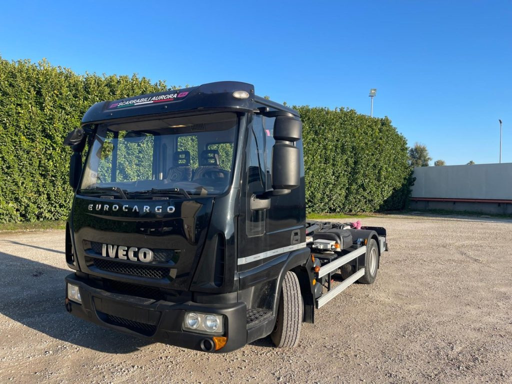 IVECO EUROCARGO 75E18 CON SCARRABILE NUOVO - Камион со кука за подигање: слика 2 IVECO EUROCARGO 75E18 CON SCARRABILE NUOVO - Камион со кука за подигање: слика 2