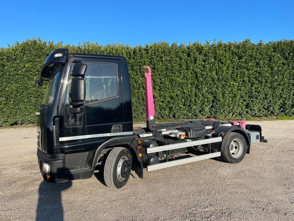 IVECO EUROCARGO 75E18 CON SCARRABILE NUOVO - Камион со кука за подигање: слика 3 IVECO EUROCARGO 75E18 CON SCARRABILE NUOVO - Камион со кука за подигање: слика 3