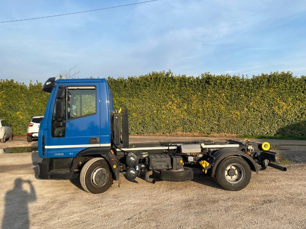 IVECO EUROCARGO 75E18 SCARRABILE - Камион со кука за подигање: слика 3 IVECO EUROCARGO 75E18 SCARRABILE - Камион со кука за подигање: слика 3