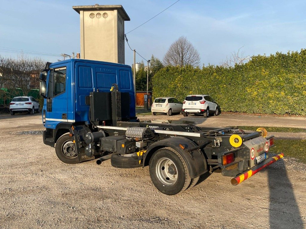 IVECO EUROCARGO 75E18 SCARRABILE - Камион со кука за подигање: слика 4 IVECO EUROCARGO 75E18 SCARRABILE - Камион со кука за подигање: слика 4