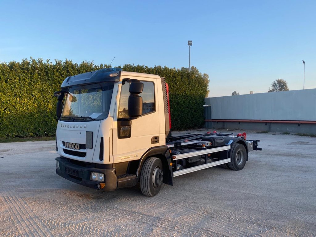 IVECO EUROCARGO 80 E18 CON IMPIANTO SCARRABILE NUO - Камион со кука за подигање: слика 3 IVECO EUROCARGO 80 E18 CON IMPIANTO SCARRABILE NUO - Камион со кука за подигање: слика 3