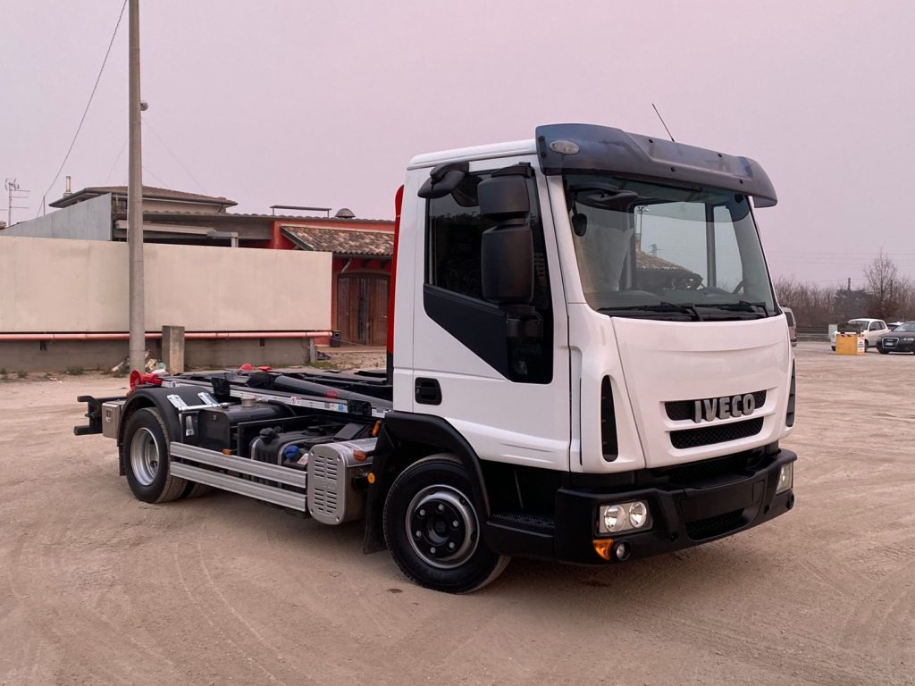 IVECO EUROCARGO 80 E18 CON IMPIANTO SCARRABILE NUO - Камион со кука за подигање: слика 1 IVECO EUROCARGO 80 E18 CON IMPIANTO SCARRABILE NUO - Камион со кука за подигање: слика 1