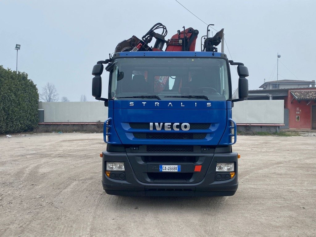 IVECO STRALIS 260.450 SCARRABILE CON GRU - Камион со кука за подигање: слика 2 IVECO STRALIS 260.450 SCARRABILE CON GRU - Камион со кука за подигање: слика 2