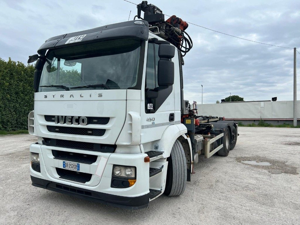 IVECO STRALIS 260E45 SCARRABILE - Камион со кука за подигање: слика 1 IVECO STRALIS 260E45 SCARRABILE - Камион со кука за подигање: слика 1