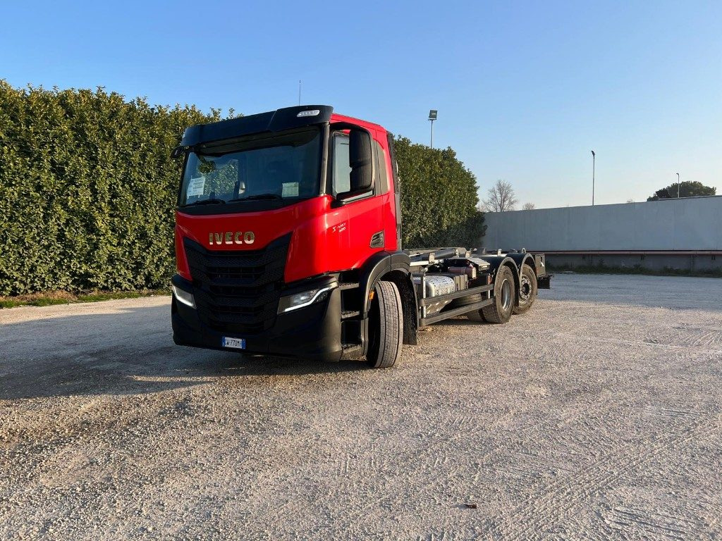 IVECO X-WAY AD260 NUOVO TARGATO SCARRABILE - Камион со кука за подигање: слика 1 IVECO X-WAY AD260 NUOVO TARGATO SCARRABILE - Камион со кука за подигање: слика 1