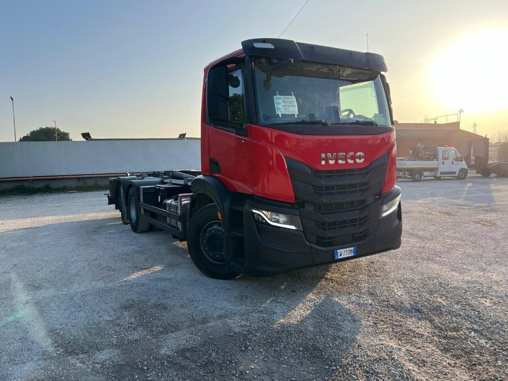 IVECO X-WAY AD260 NUOVO TARGATO SCARRABILE - Камион со кука за подигање: слика 2 IVECO X-WAY AD260 NUOVO TARGATO SCARRABILE - Камион со кука за подигање: слика 2