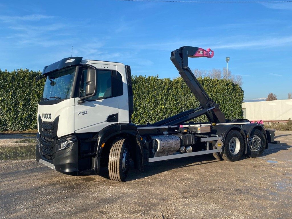 IVECO X-WAY AD280X48 NUOVO SCARRABILE PASSO 4500 - Камион со кука за подигање: слика 1 IVECO X-WAY AD280X48 NUOVO SCARRABILE PASSO 4500 - Камион со кука за подигање: слика 1