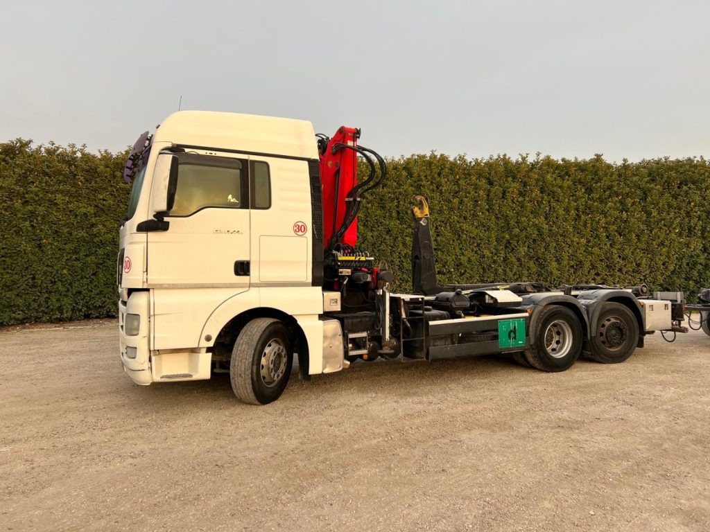 MAN TGX 26.440 SCARRABILE CON GRU - Камион со кука за подигање: слика 2 MAN TGX 26.440 SCARRABILE CON GRU - Камион со кука за подигање: слика 2