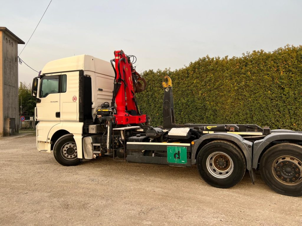 MAN TGX 26.440 SCARRABILE CON GRU - Камион со кука за подигање: слика 3 MAN TGX 26.440 SCARRABILE CON GRU - Камион со кука за подигање: слика 3