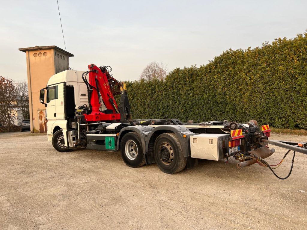 MAN TGX 26.440 SCARRABILE CON GRU - Камион со кука за подигање: слика 4 MAN TGX 26.440 SCARRABILE CON GRU - Камион со кука за подигање: слика 4