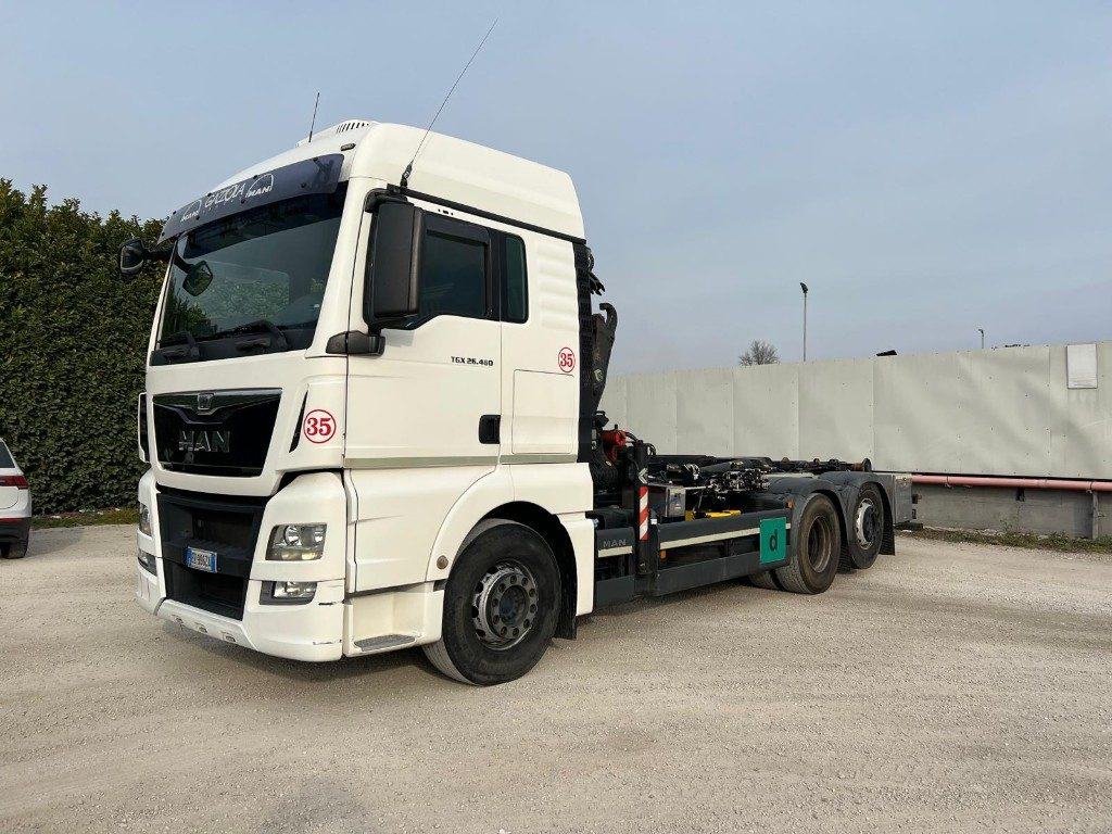 MAN TGX 26.480 SCARRABILE CON GRU DIETRO CABINA - Камион со кука за подигање: слика 1 MAN TGX 26.480 SCARRABILE CON GRU DIETRO CABINA - Камион со кука за подигање: слика 1