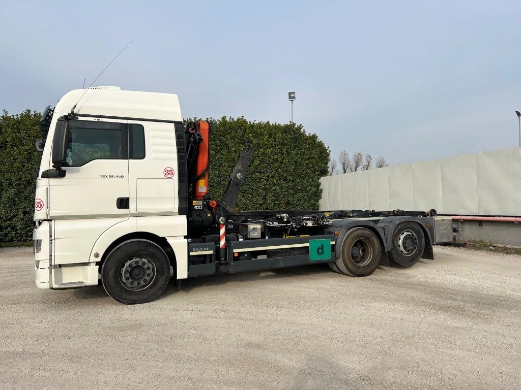 MAN TGX 26.480 SCARRABILE CON GRU DIETRO CABINA - Камион со кука за подигање: слика 2 MAN TGX 26.480 SCARRABILE CON GRU DIETRO CABINA - Камион со кука за подигање: слика 2