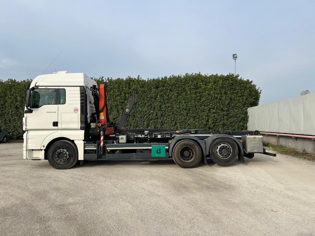 MAN TGX 26.480 SCARRABILE CON GRU DIETRO CABINA - Камион со кука за подигање: слика 3 MAN TGX 26.480 SCARRABILE CON GRU DIETRO CABINA - Камион со кука за подигање: слика 3