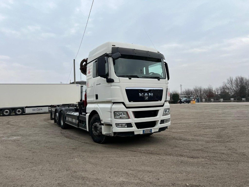 MAN TGX 26.480 SCARRABILE CON GRU - Камион со кука за подигање: слика 2 MAN TGX 26.480 SCARRABILE CON GRU - Камион со кука за подигање: слика 2