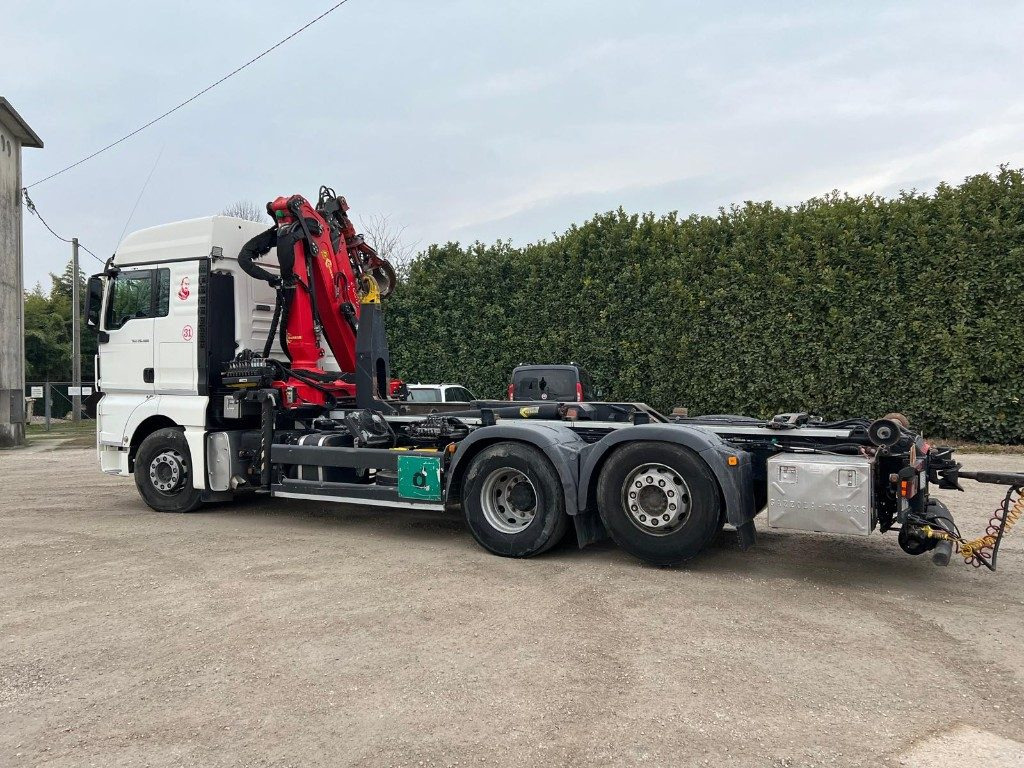 MAN TGX 26.480 SCARRABILE CON GRU - Камион со кука за подигање: слика 4 MAN TGX 26.480 SCARRABILE CON GRU - Камион со кука за подигање: слика 4