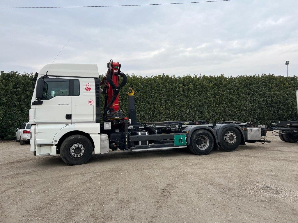 MAN TGX 26.480 SCARRABILE CON GRU - Камион со кука за подигање: слика 3 MAN TGX 26.480 SCARRABILE CON GRU - Камион со кука за подигање: слика 3