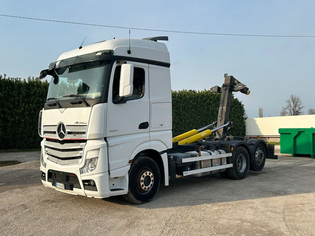 MERCEDES ACTROS 25.51 SCARRABILE - Камион со кука за подигање: слика 1 MERCEDES ACTROS 25.51 SCARRABILE - Камион со кука за подигање: слика 1