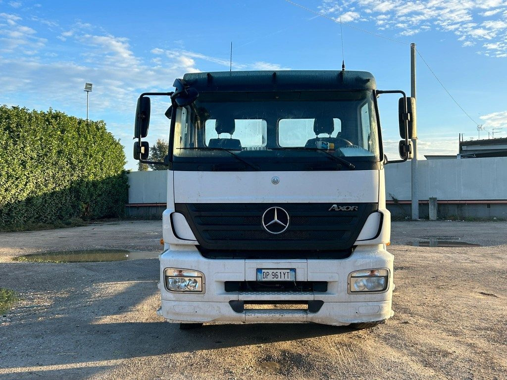 MERCEDES-BENZ MERCEDES 2533 SCARRABILE - Камион со кука за подигање: слика 2 MERCEDES-BENZ MERCEDES 2533 SCARRABILE - Камион со кука за подигање: слика 2