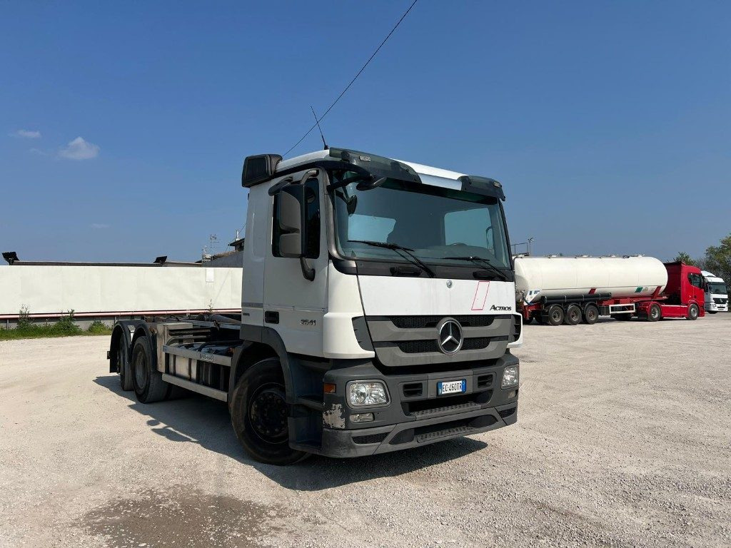 MERCEDES-BENZ MERCEDES ACTROS 25.41 SCARRABILE - Камион со кука за подигање: слика 2 MERCEDES-BENZ MERCEDES ACTROS 25.41 SCARRABILE - Камион со кука за подигање: слика 2