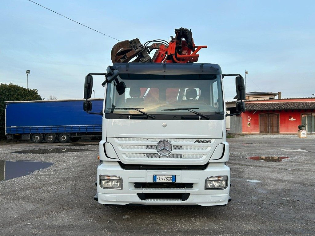 MERCEDES-BENZ MERCEDES AXOR 2533 SCARRABILE CON GRU E POLIPO - Камион со кука за подигање: слика 1 MERCEDES-BENZ MERCEDES AXOR 2533 SCARRABILE CON GRU E POLIPO - Камион со кука за подигање: слика 1