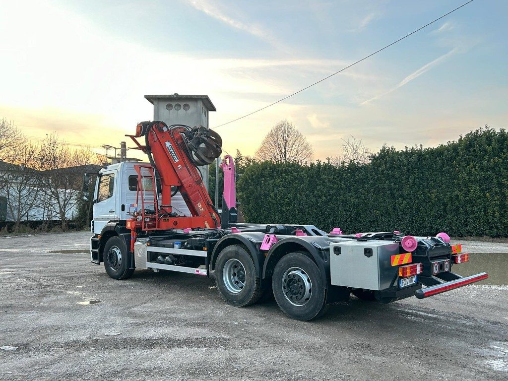 MERCEDES-BENZ MERCEDES AXOR 2533 SCARRABILE CON GRU E POLIPO - Камион со кука за подигање: слика 3 MERCEDES-BENZ MERCEDES AXOR 2533 SCARRABILE CON GRU E POLIPO - Камион со кука за подигање: слика 3