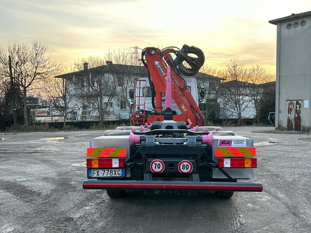 MERCEDES-BENZ MERCEDES AXOR 2533 SCARRABILE CON GRU E POLIPO - Камион со кука за подигање: слика 4 MERCEDES-BENZ MERCEDES AXOR 2533 SCARRABILE CON GRU E POLIPO - Камион со кука за подигање: слика 4