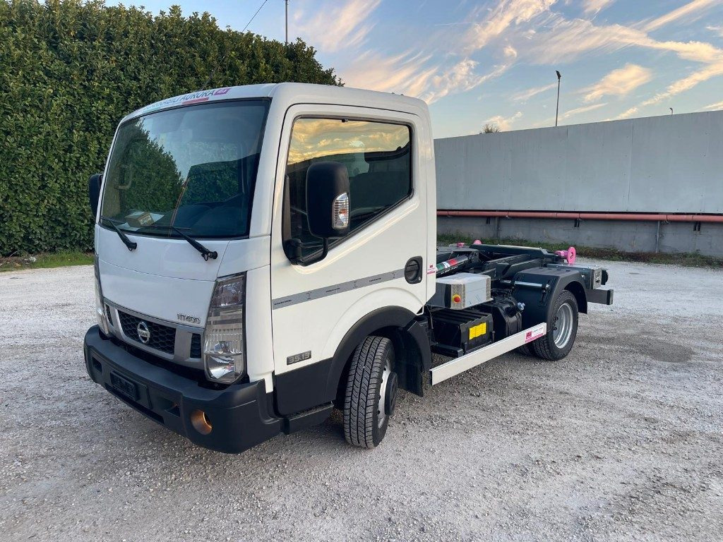 NISSAN NT400 SCARRABILE PATENTE B - Камион со кука за подигање: слика 1 NISSAN NT400 SCARRABILE PATENTE B - Камион со кука за подигање: слика 1