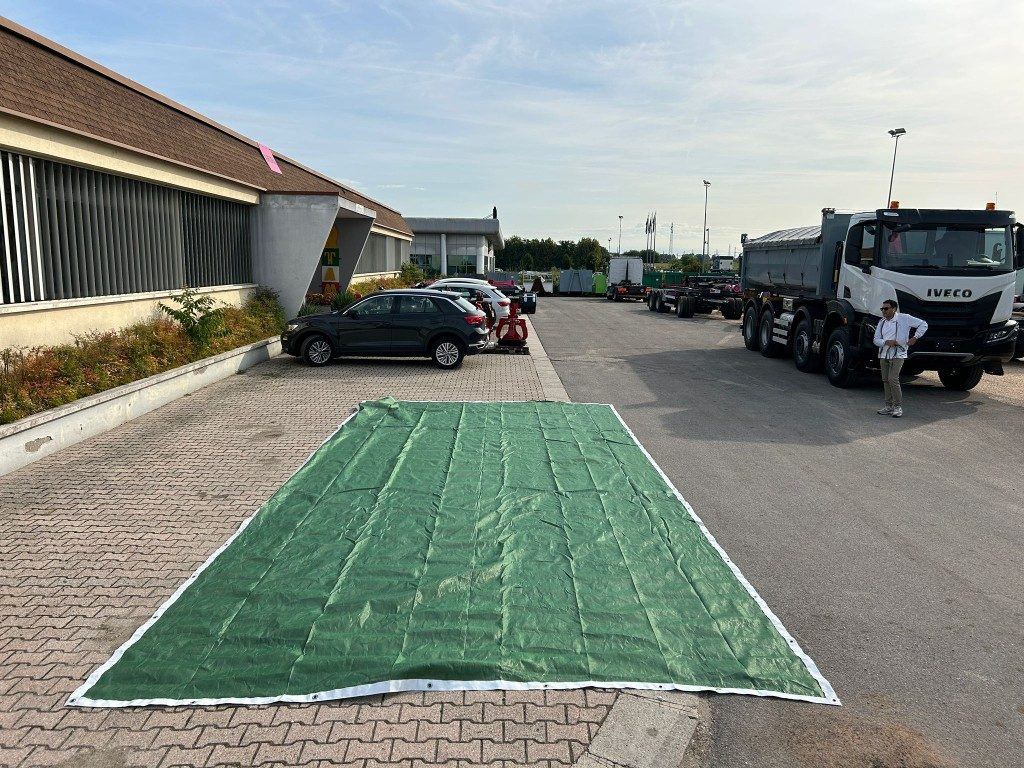 RETE ANTIGRANDINE NUOVA PER COPERTURA CONTAINERS - Алат/ Опрема: слика 1 RETE ANTIGRANDINE NUOVA PER COPERTURA CONTAINERS - Алат/ Опрема: слика 1