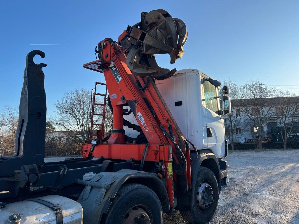 SCANIA CV R124 SCARRABILE CON GRU E POLIPO - Камион со кука за подигање: слика 5 SCANIA CV R124 SCARRABILE CON GRU E POLIPO - Камион со кука за подигање: слика 5