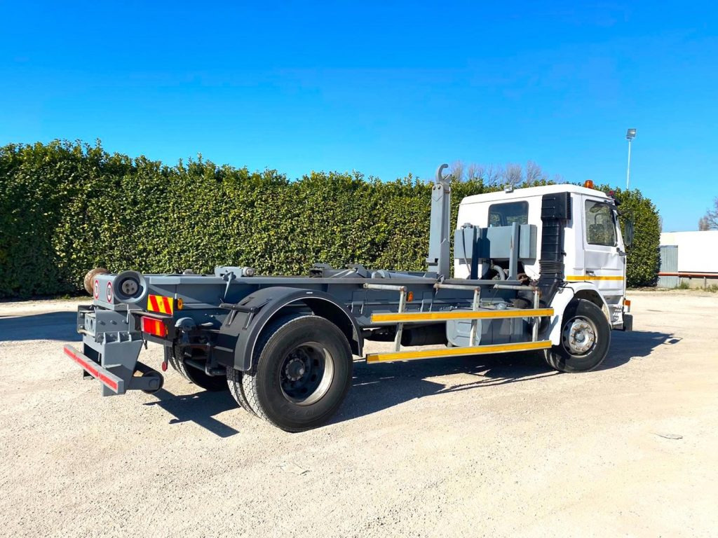 SCANIA H82 SCARRABILE BALESTRATO ANTERIORE E POSTE - Камион со кука за подигање: слика 4 SCANIA H82 SCARRABILE BALESTRATO ANTERIORE E POSTE - Камион со кука за подигање: слика 4