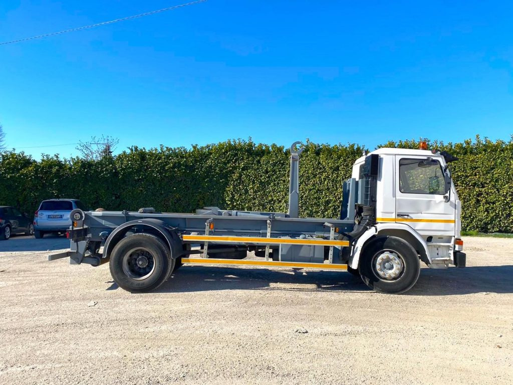 SCANIA H82 SCARRABILE BALESTRATO ANTERIORE E POSTE - Камион со кука за подигање: слика 2 SCANIA H82 SCARRABILE BALESTRATO ANTERIORE E POSTE - Камион со кука за подигање: слика 2