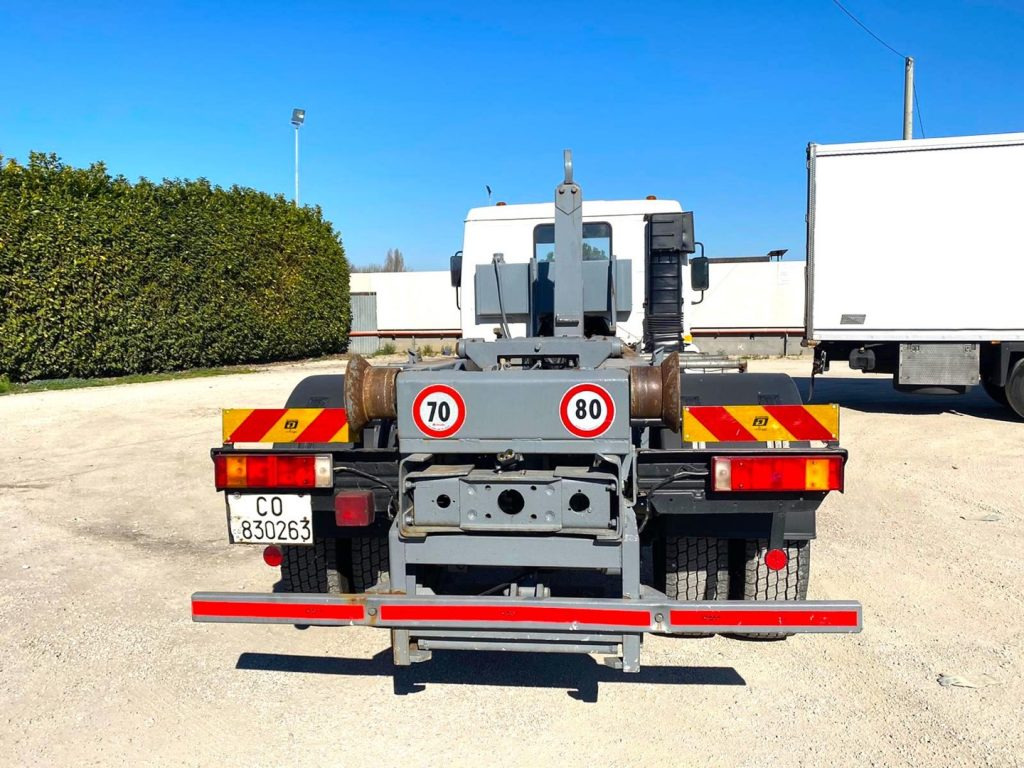 SCANIA H82 SCARRABILE BALESTRATO ANTERIORE E POSTE - Камион со кука за подигање: слика 3 SCANIA H82 SCARRABILE BALESTRATO ANTERIORE E POSTE - Камион со кука за подигање: слика 3