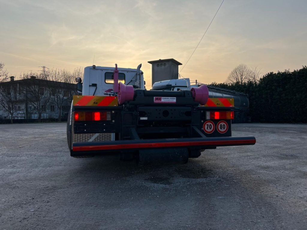 SCANIA P410 SCARRABILE CON RIDUTTORE AI MOZZI - Камион со кука за подигање: слика 5 SCANIA P410 SCARRABILE CON RIDUTTORE AI MOZZI - Камион со кука за подигање: слика 5